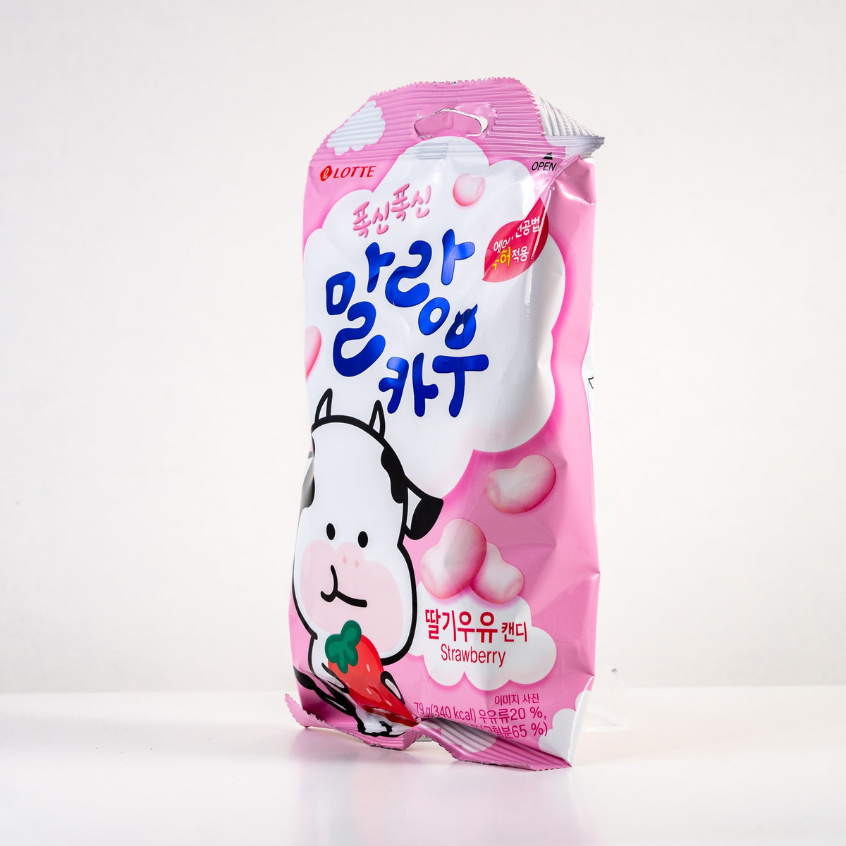 LOTTE Malang Cow Strawberry Milk Candy / Miękkie cukierki mleczne o smaku truskawkowym 79 g