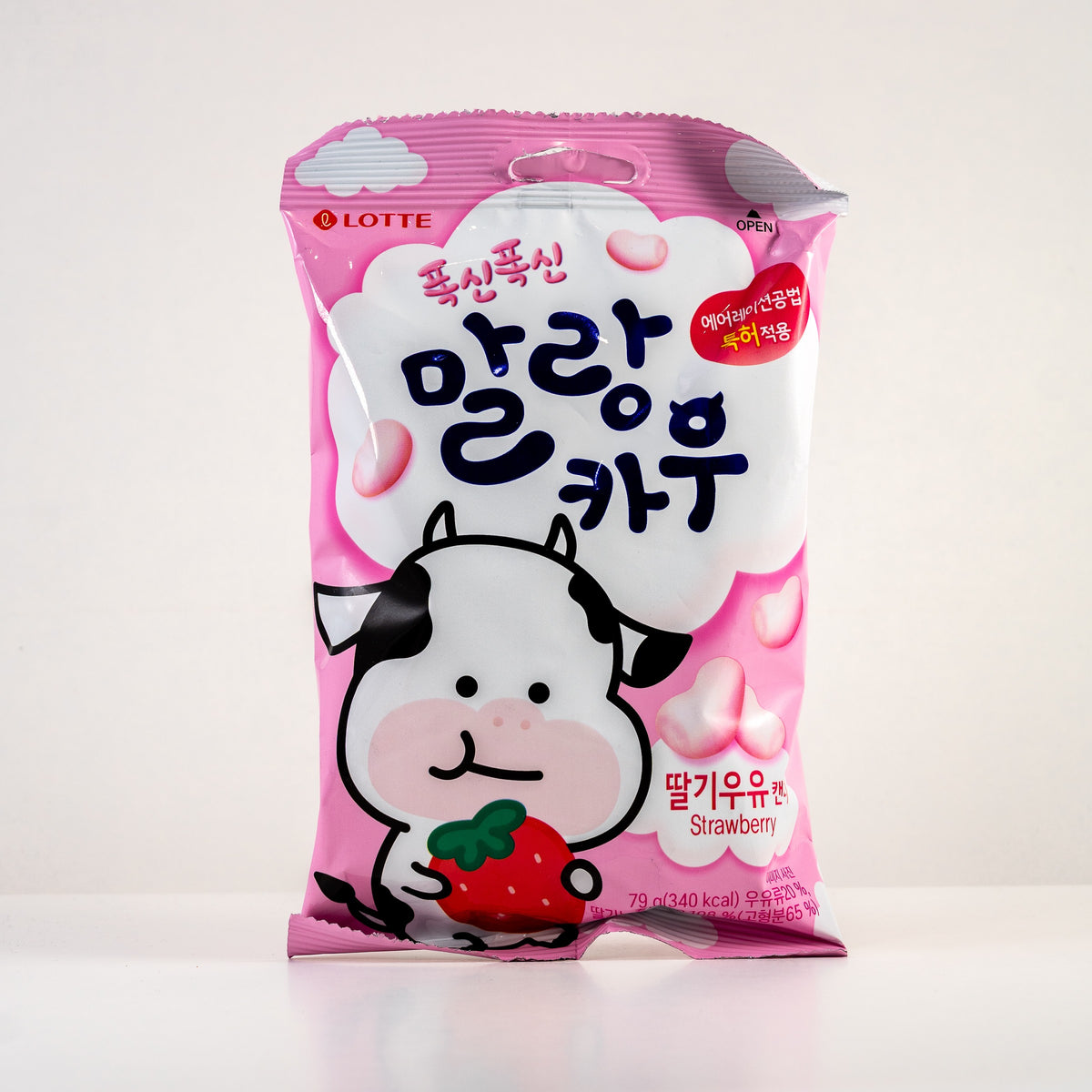 LOTTE Malang Cow Strawberry Milk Candy / Miękkie cukierki mleczne o smaku truskawkowym 79 g